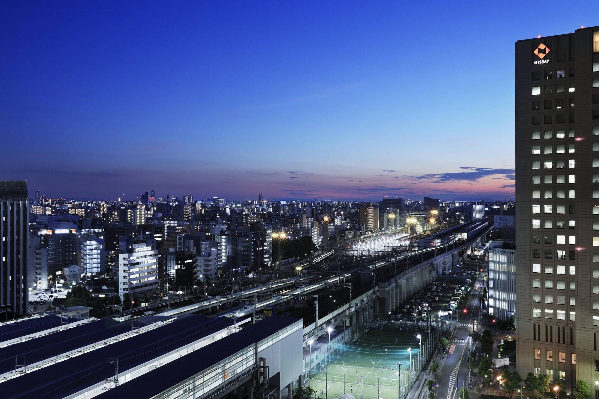 Courtyard By Marriott Shin-Osaka Station Hotel Ngoại thất bức ảnh View of the city from the Shinkansen