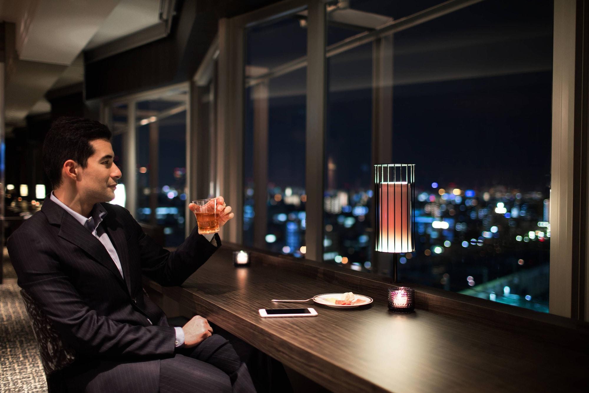 Courtyard By Marriott Shin-Osaka Station Hotel Ngoại thất bức ảnh A man drinking at a bar