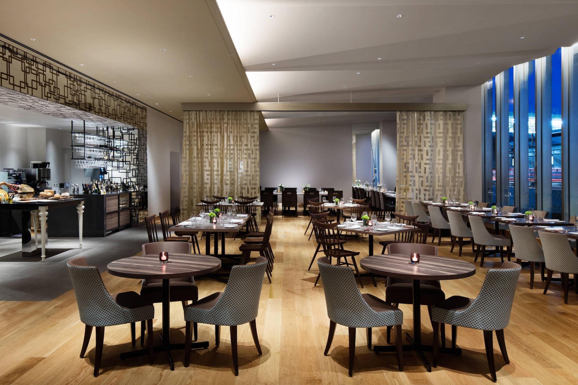 Courtyard By Marriott Shin-Osaka Station Hotel Ngoại thất bức ảnh The interior of the restaurant