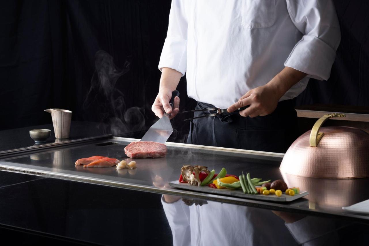 Courtyard By Marriott Shin-Osaka Station Hotel Ngoại thất bức ảnh A chef cooking on a flattop grill