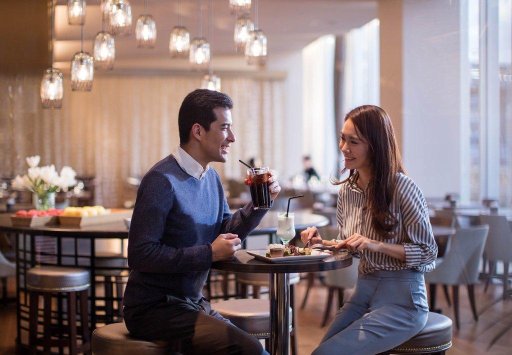 Courtyard By Marriott Shin-Osaka Station Hotel Ngoại thất bức ảnh A couple dining at the hotel