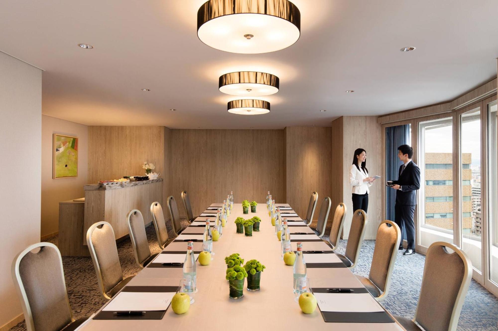 Courtyard By Marriott Shin-Osaka Station Hotel Ngoại thất bức ảnh Meeting room