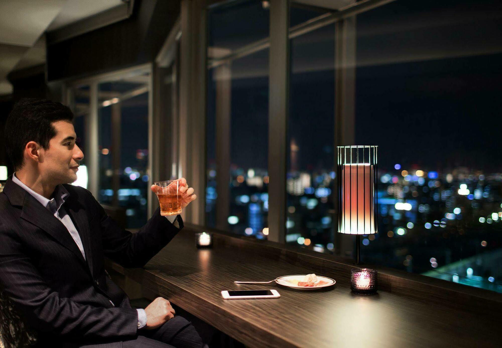 Courtyard By Marriott Shin-Osaka Station Hotel Ngoại thất bức ảnh The Philips hue Iris lamp